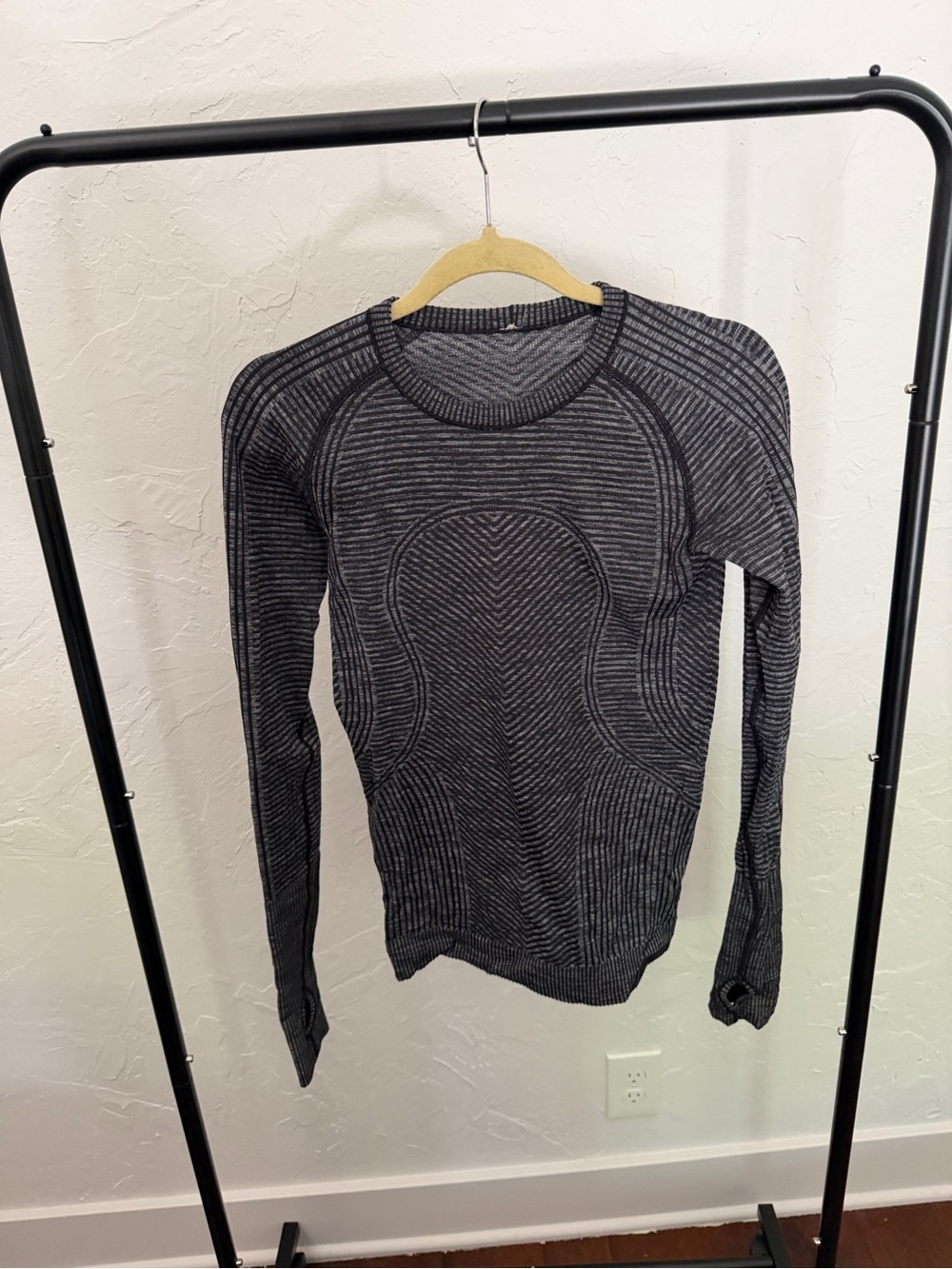 Women’s Lulemon Textured Athletic Shirt - Charcoal Gray